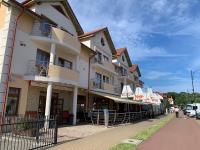 um prédio na beira de uma rua em Chomiczówka em Łeba