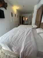 Postel nebo postele na pokoji v ubytování Sola Pyramids inn