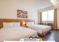 高雄市にあるGuide Education Culture Hotel Kaohsiung Museum of Fine Artsのベッドが2つと窓があるホテルの部屋