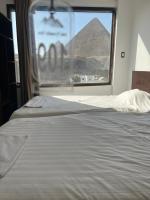 Postel nebo postele na pokoji v ubytování Sola Pyramids inn