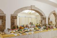 una mesa con comida en una habitación en Nicolaus Club Li Cucutti, en Agrustos