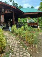 un edificio con un sentiero in pietra davanti di Bukit lawang a Bukit Lawang