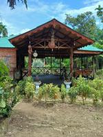 un padiglione in legno con piante di fronte ad esso di Bukit lawang a Bukit Lawang