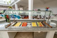 um buffet com muitos tipos diferentes de sushi em Diani Sea Resort - All Inclusive em Praia de Diani