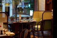 ロンドンにあるMarrable's Farringdon Hotelのワイングラスをかけたレストランのテーブル