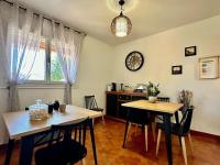 comedor con 2 mesas y cocina en RIBA D'AUDE SPA privatif proximité aéroport et de la Cité médiévale, en Carcassonne