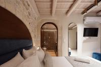 Televízia a/alebo spoločenská miestnosť v ubytovaní Philikon Luxury Suites