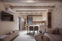 Kuchyňa alebo kuchynka v ubytovaní Philikon Luxury Suites