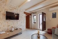 Televízia a/alebo spoločenská miestnosť v ubytovaní Philikon Luxury Suites