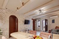 Televízia a/alebo spoločenská miestnosť v ubytovaní Philikon Luxury Suites