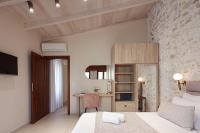 Televízia a/alebo spoločenská miestnosť v ubytovaní Philikon Luxury Suites