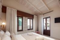 Posteľ alebo postele v izbe v ubytovaní Philikon Luxury Suites