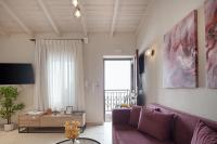 Televízia a/alebo spoločenská miestnosť v ubytovaní Philikon Luxury Suites
