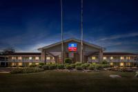 un edificio con un cartel delante en SureStay Plus by Best Western Beaumont, en Beaumont