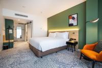 una habitación de hotel con una cama y una silla en Holiday Inn Dandenong by IHG, en Dandenong