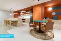 a kitchen and dining room with a table and chairs at Flat Casa Mauá in Rio de Janeiro