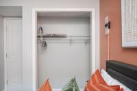 The Traveler's Retreat, 5 mins to airport and 15 mins to downtownにあるベッド