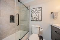 The Traveler's Retreat, 5 mins to airport and 15 mins to downtownにあるバスルーム