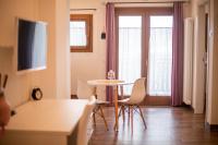Televízia a/alebo spoločenská miestnosť v ubytovaní Agriturismo Riva dei Coz
