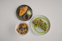 una mesa blanca con tres platos de comida. en Carlotta Apartments, en Berlín