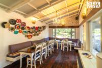 Et opholdsområde på StayVista at Ekaa House with BBQ, Bonfire, WiFi, Lawn & Pet Friendly