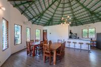 Un comedor con mesa y sillas de madera. en Babylon Gardens Diani, en Ukunda