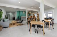 ポート・シェプストーンにあるThe Notebook Hotelの木製のテーブルと椅子のあるダイニングルーム