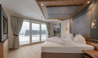 Łóżko lub łóżka w pokoju w obiekcie Hotel Alpina Wellness & Spa Resort