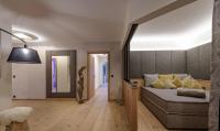 Łóżko lub łóżka w pokoju w obiekcie Hotel Alpina Wellness & Spa Resort