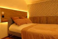 Łóżko lub łóżka w pokoju w obiekcie Appartement familial au bord de la Marne, jardin tropical , piscine, tennis, terrasse, parking gratuit proche Disneyland