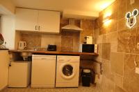 Kuchnia lub aneks kuchenny w obiekcie Appartement familial au bord de la Marne, jardin tropical , piscine, tennis, terrasse, parking gratuit proche Disneyland