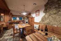 een eetkamer met een tafel en een stenen muur bij Trinnerhof- Hof Chalets und Obsthof in Naz-Sciaves