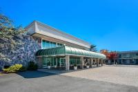 un edificio con toldo verde en un aparcamiento en Brandywine Valley Inn SureStay Plus by Best Western, en Wilmington