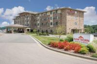 Un hotel con un cartel delante de un edificio. en Hawthorn Suites by Wyndham Bridgeport, en Bridgeport