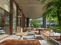 un restaurant avec des tables, des chaises et des fenêtres dans l'établissement Doubletree By Hilton Chengdu Xinglong Lake, à Chengdu