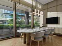 une salle à manger avec une grande table et des chaises dans l'établissement Doubletree By Hilton Chengdu Xinglong Lake, à Chengdu