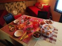 Jedlo v ubytovaní bed & breakfast alebo blízkom okolí