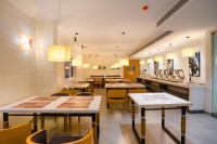 Un restaurante u otro lugar para comer en AJ Palace