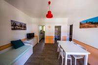 Televízia a/alebo spoločenská miestnosť v ubytovaní Golfo del Sole Hotel & Holiday Resort