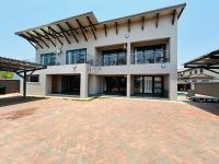 un gran edificio blanco con entrada de ladrillo en Chill Out, en Malelane