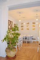 B&b la bottega في تريبيساتشيه: غرفة طعام مع طاولة ونبات الفخار