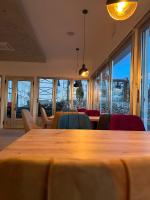 Kraljev Konak في كوباونيك: قاعة المؤتمرات مع الطاولات والكراسي والنوافذ