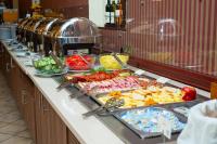 パラッドにあるErzsébet Park Hotelのさまざまな種類の食べ物が並ぶビュッフェライン