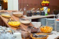 パラッドにあるErzsébet Park Hotelの食べ物の入ったボウルと皿が置かれたテーブル