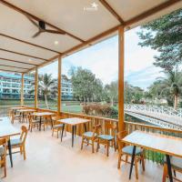 een restaurant met tafels en stoelen en een groot raam bij Khaolak Emerald Beach Resort and Spa in Khao Lak