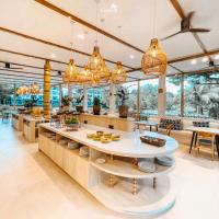 een keuken met hanglampen en een tafel bij Khaolak Emerald Beach Resort and Spa in Khao Lak