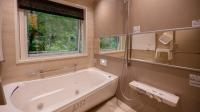 lamp yamanaka-Private Villa for Up to 10 Guests, Free BBQ, Baby-Friendly, 5-Min Drive from Lake Yamanaka, 20-Min Drive from Lake Kawaguchiにあるバスルーム