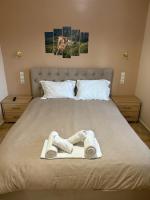 Una cama con dos toallas y dos fotos. en Paradise of Meteora B, en Kastraki
