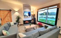 Televízia a/alebo spoločenská miestnosť v ubytovaní VILLA OASIS Casa Rural ideal Familias y grupos