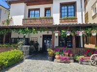 un edificio con macetas y flores. en Bujtina Jaki, en Gjakove